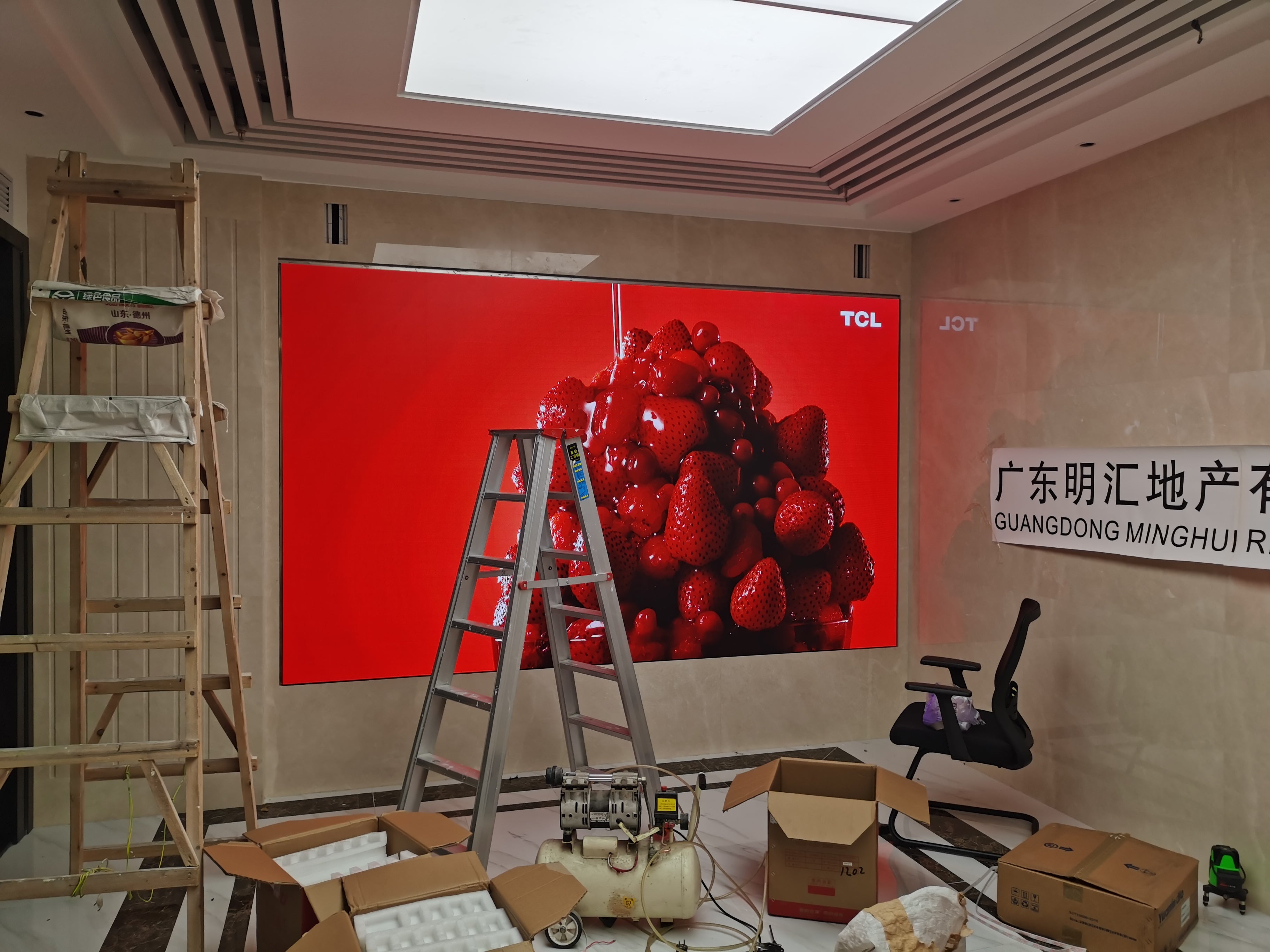 Contrast between outdoor LED screen and indoor screen